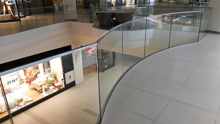 Najważniejsze informacje dotyczące balustrad całoszklanych