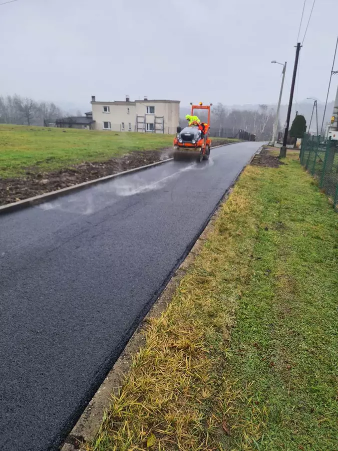 Jak wygląda proces układania nowego asfaltu?