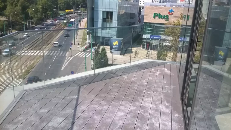 Schody całoszklane: krok w nowoczesność twojego wnętrza
